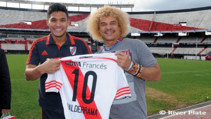 Teo Gutiérrez e Valderrama Monumental de Núñez River Plate (Foto: Reprodução / Facebook)