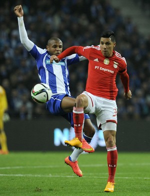 Enzo Pérez e Brahimi, Benfica x Porto (Foto: Agência AP)