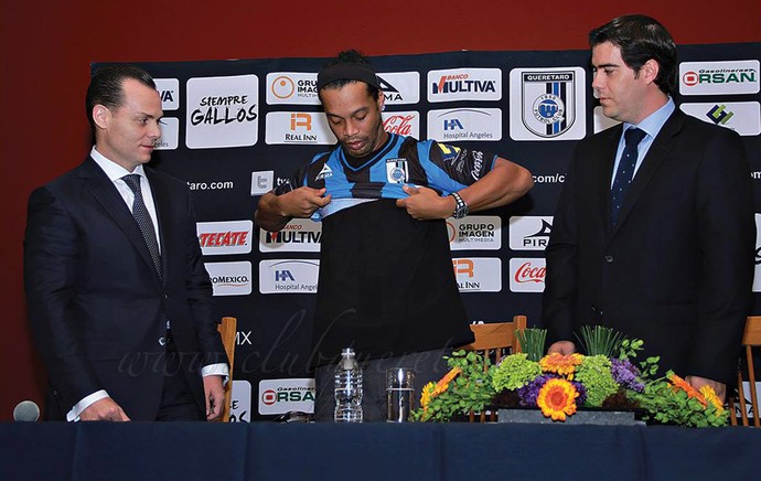 Ronaldinho Gaúcho apresentação Querétaro (Foto: Reprodução / Facebook)