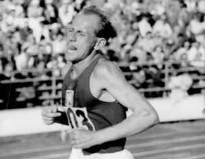 Emil Zatopek e Alain Mimoun durante os 10 mil metros na olimpíada de helsinque 1952 (Foto: Agência AP)