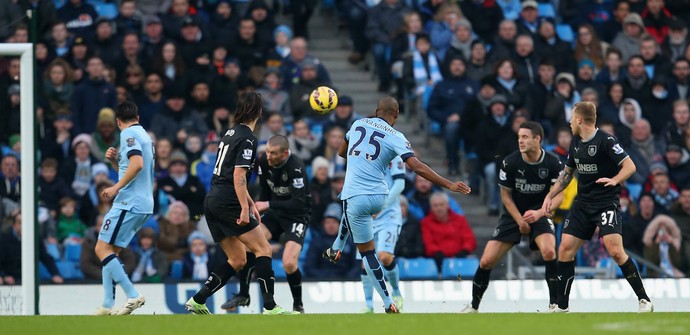 Manchester City x Burnley - Fernandinho chuta para gol (Foto: Getty)