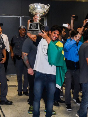 Gabriel Medina desembarque São Paulo (Foto: Araújo, Caio Duran e Eduardo Martins / CDC Shows e Eventos)