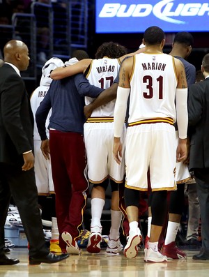 Varejão deixa a quadra com dor na perna esquerda (Foto: Getty Images)