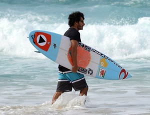 Charles leva prancha para Gabriel Medina em Pipeline (Foto: Pedro Gomes Photography)