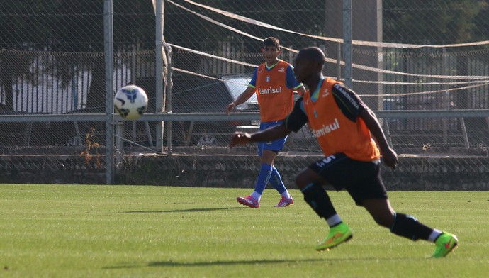 Lincoln se destaca em treino com profissionais (Foto: Diego Guichard )