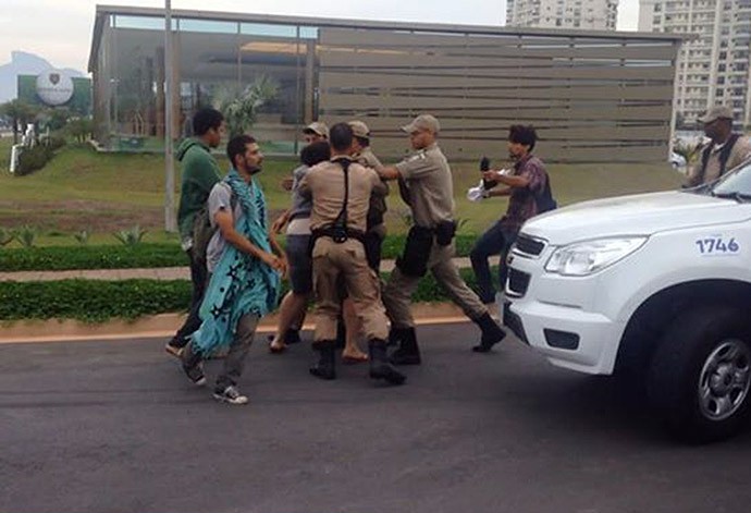 confusão entre guardas municipais e manifestantes do "ocupa golfe" (Foto: Reprodução)