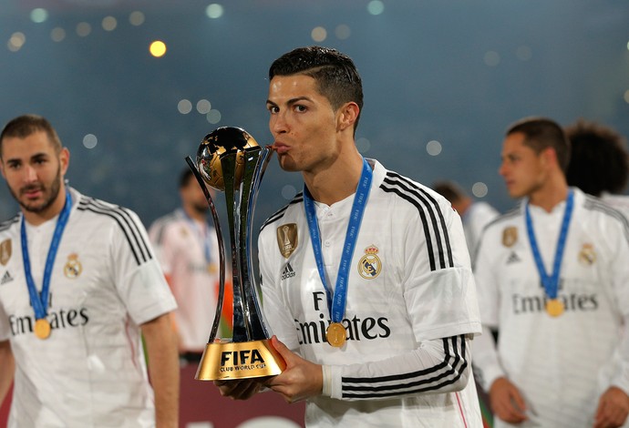 Cristiano Ronaldo, taça Real Madrid mundial de clubes (Foto: AP)