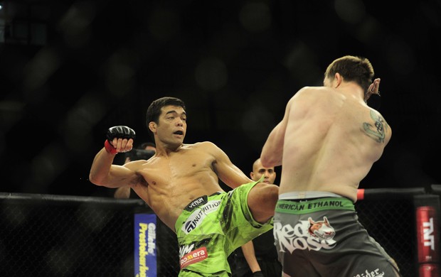 Lyoto acerta chute em CB Dolloway no UFC Barueri (Foto: Marcos Ribolli)