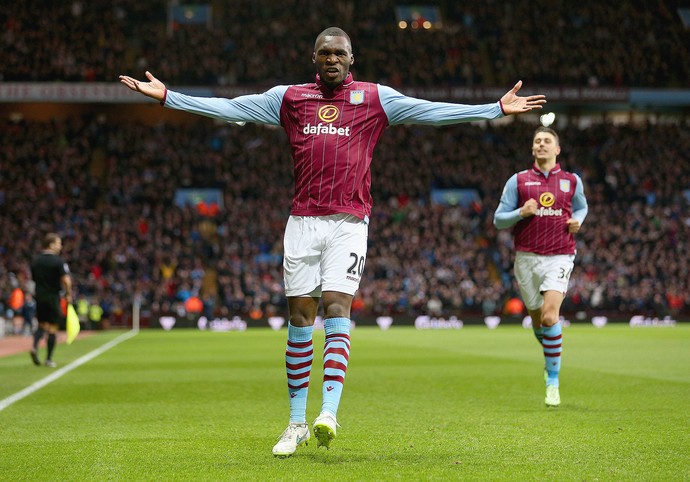 Aston Villa x Manchester United, Benteke (Foto: Clive Mason / Getty Images)