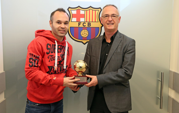 Iniesta recebe prêmio  (Foto: Miguel Ruiz / FC Barcelona)