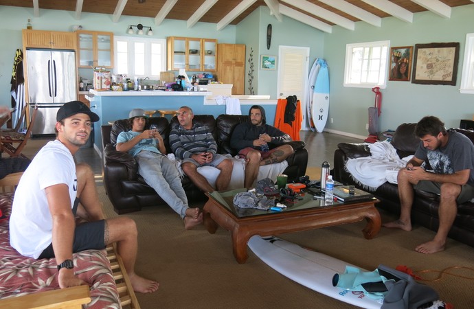 Em dia de folga, Miguel Pupo, Alejo Muniz e Filipe Toledo assistem jogo de tênis ma televisão (Foto: Carol Fontes)