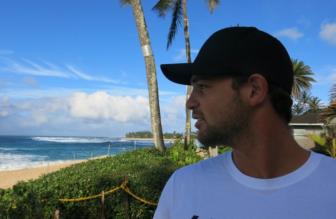 Alejo Muniz observa o mar, em dia de condições ruins para surfar no Havaí (Foto: Carol Fontes)