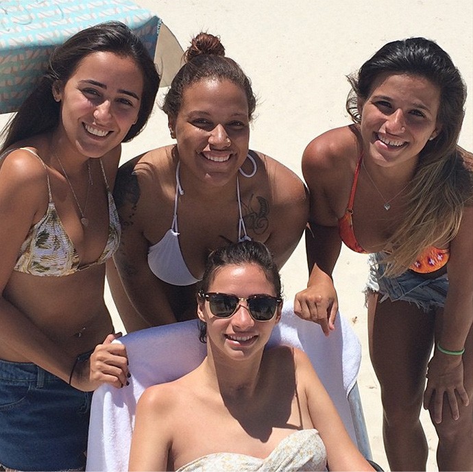 Jade com a Lais Souza na praia (Foto: Reprodução / Instagram)