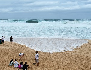 Condições ruins do mar em Pipeline adiam etapa do WCT (Foto: ASP / Kelly Cestari)