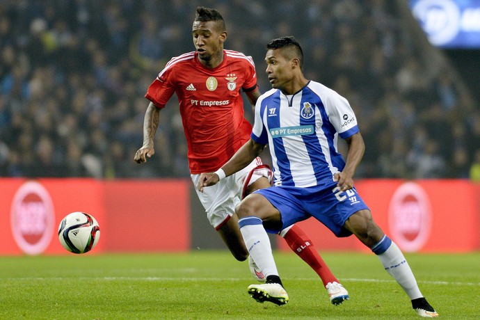 Talisca do Benfica e Alex Sandro do Porto (Foto: EFE)