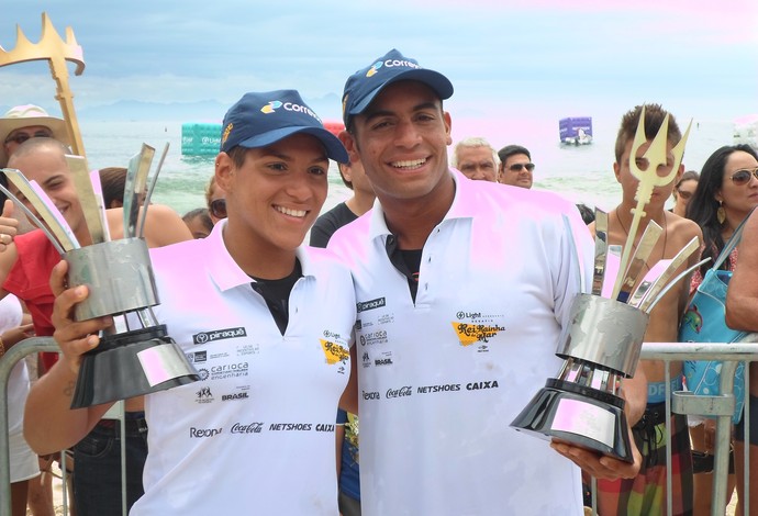 Ana Marcela e Allan do Carmo posam com troféu de campeão do Rei e Rainha do Mar 2014 (Foto: Luan Sanchez)