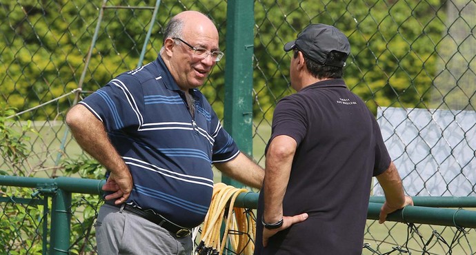 Ataíde Gil Guerreiro, vice-presidente de futebol do São Paulo, conversa com Muricy (Foto: Rubens Chiri / saopaulofc.net)