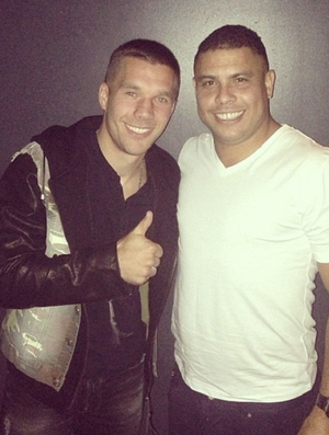 Podolski tieta Ronaldo na noite de Londres (Foto: Reprodução / Instagram)