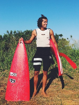 Diego Silva quebrou a prancha no aquecimento para o swell em Jaws (Foto: Reprodução/Instagram)