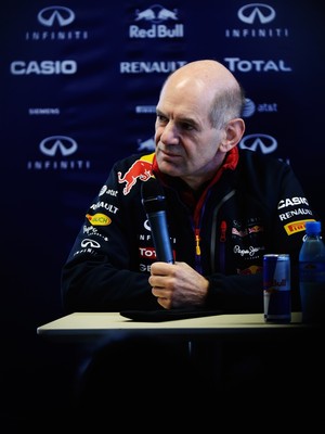 Adrian Newey em coletiva de imprensa após os problemas de superaquecimento do RB10 (Foto: Getty Images)