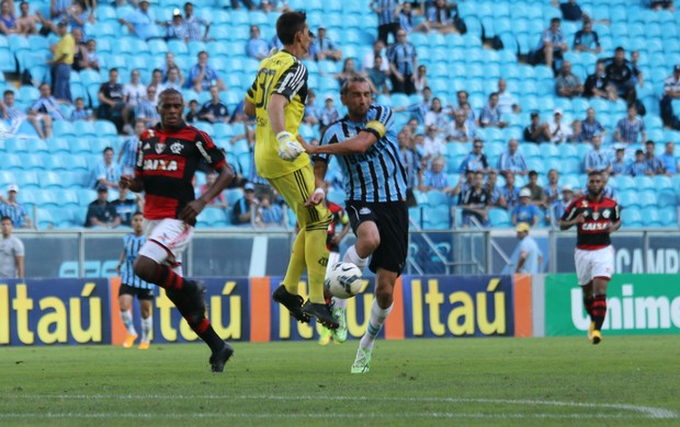 Lance que gerou expulsão de César (Foto: Diego Guichard)