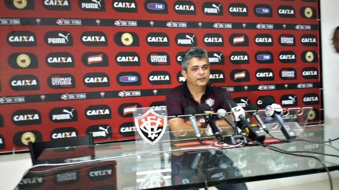 Em entrevista coletiva, Ney Franco diz que não continua no Vitória para a próxima temporada (Foto: Thiago Pereira)