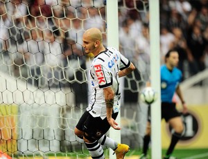 Fabio Santos, Corinthians x Criciuma (Foto: Marcos Ribolli)