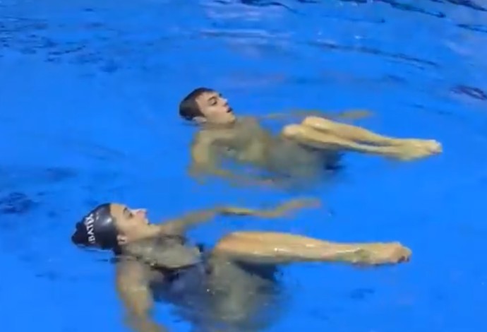 Tom Daley aprende nado sincronizado (Foto: Reprodução / YouTube)