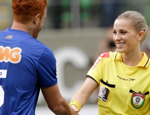 bandeirinha Fernanda Colombo e Souza, Atlético-MG x Cruzeiro (Foto: Reuters)