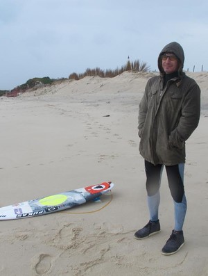 Charles Medina coberto contra a tempestade que cai em Portugal (Foto: Carol Fontes)