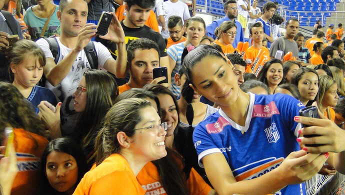 Jaque atende a torcida (Foto: Rafael Araujo)