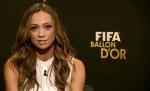 Jornalista Kate Abdo apresenta a Bola de Ouro (Foto: Reprodução)