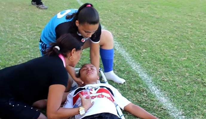 Sem ambulância, presidente de clube  reanima jogadora na Copa Piauí (Foto: Emanuele Madeira/GloboEsporte.com)