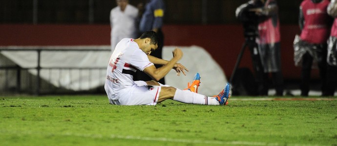 Alan Kardec escorregão (Foto: Marcos Ribolli)