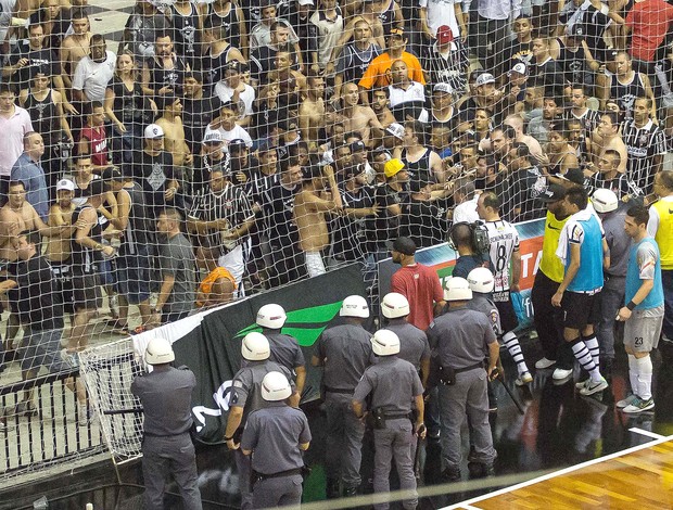 Confusão Corinthians x Orlandia Futsal (Foto: Rodrigo Gazzanel / Agência Estado)