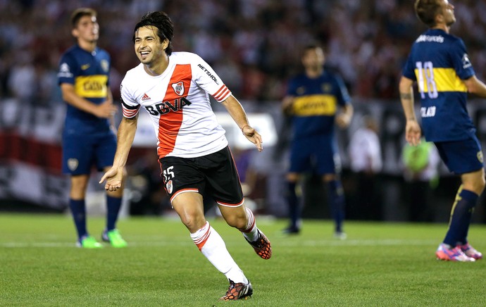 Leonardo Pisculichi comemora gol do River plate contra o Boca (Foto: Agência AP )