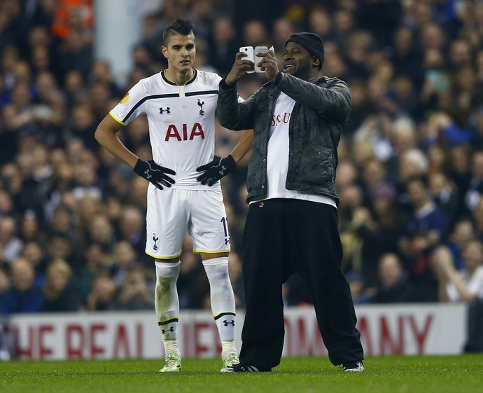 Torcedor invade gramado em Tottenham x Partizan e tira selfie com Lamela (Foto: Reuters)