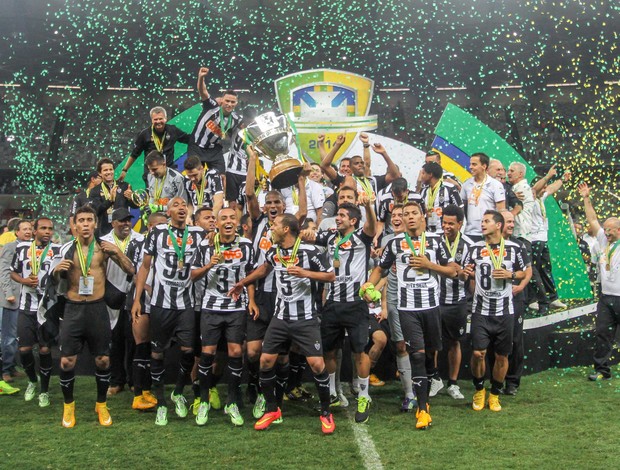 Jogadores do Galo fazem a festa no gramado do Mineirão (Foto: Bruno Cantini/Flickr do Atlético-MG)