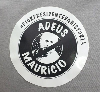 Adesivo distribuído nas eleições do Botafogo apontam Mauricio Assumpção como o pior presidente da História do clube (Foto: Fred Gomes)