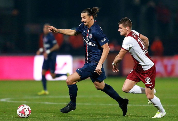 Ibrahimovic e Choplin, PSG x Metz (Foto: Reuters)