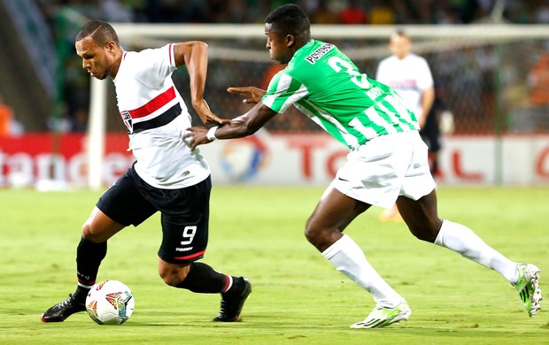 Luis Fabiano, Atletico nacional X São Paulo (Foto: Fernando Vergara / AP)