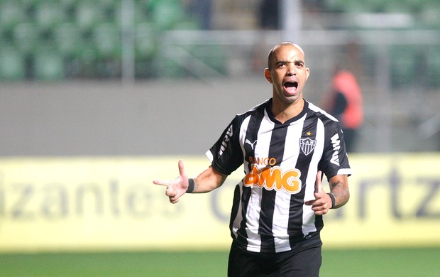 diego Tardelli comemora gol do Atlético-mg contra o Flamengo (Foto: Denilton Dias / Agência estado)