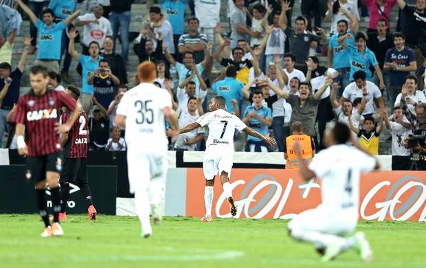 Robinho comemora gol do Santos contra o Atlético-Pr (Foto: Heuler Andrey / Getty Images)