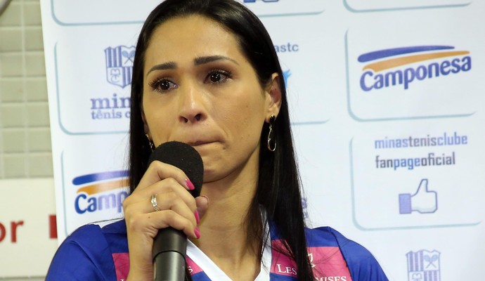 Jaqueline se emociona ao se apresentar ao Minas (Foto: Orlando Bento/Divulgação)