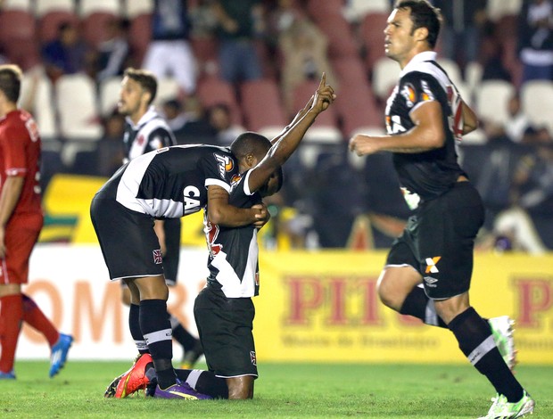 Carlos Cesar comemora gol do Vasco contra o Vila Nova (Foto: Cezar Loureiro / Agência o Globo)