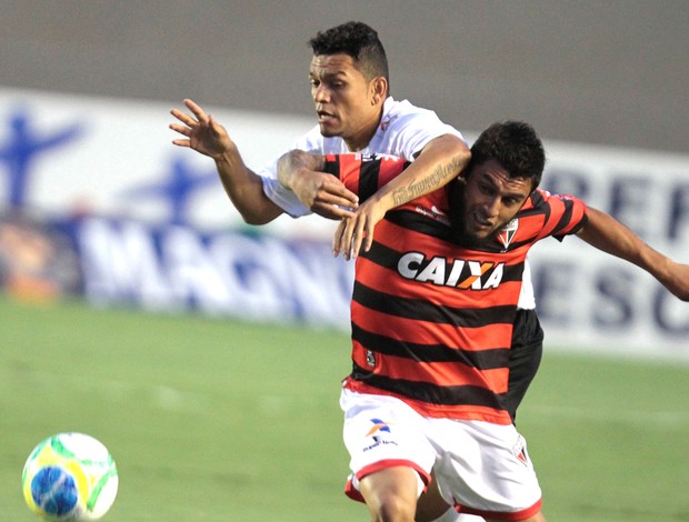 Thiago Primão e Tobi, Atlético-GO X Bragantino (Foto: Carlos Costa / Futura Press)