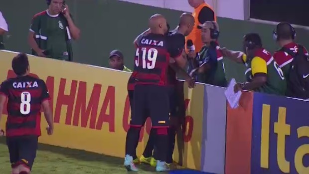 Dinei desabafa sobre o microfone de um repórter após gol (Foto: Reprodução SporTV)