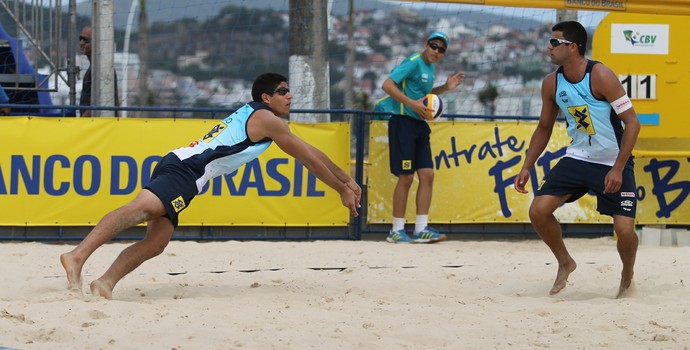 Vitor Felipe e Alvaro Filho seguem invictos na etapa de São José do Circuito Brasileiro de Vôlei de Praia (Foto: Paulo Franck/Divulgação CBV)