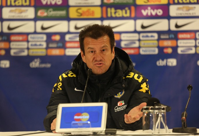 Dunga na coletiva do Brasil em Viena (Foto: Bruno Domingos/Mowa Press)