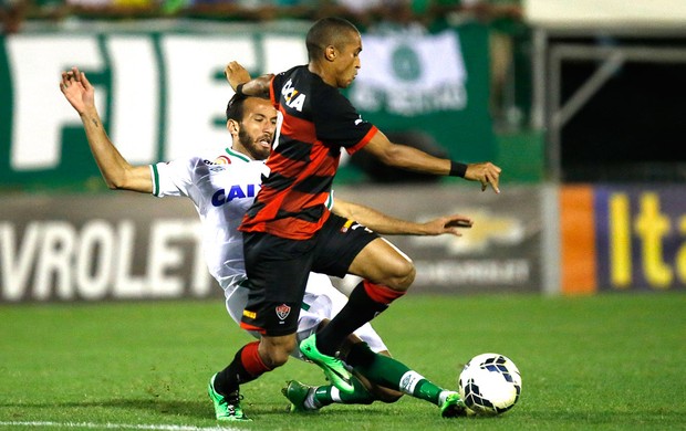 Leandro e Willie, Vitória X chapecoense (Foto: Márcio Cunha / Agência estado)